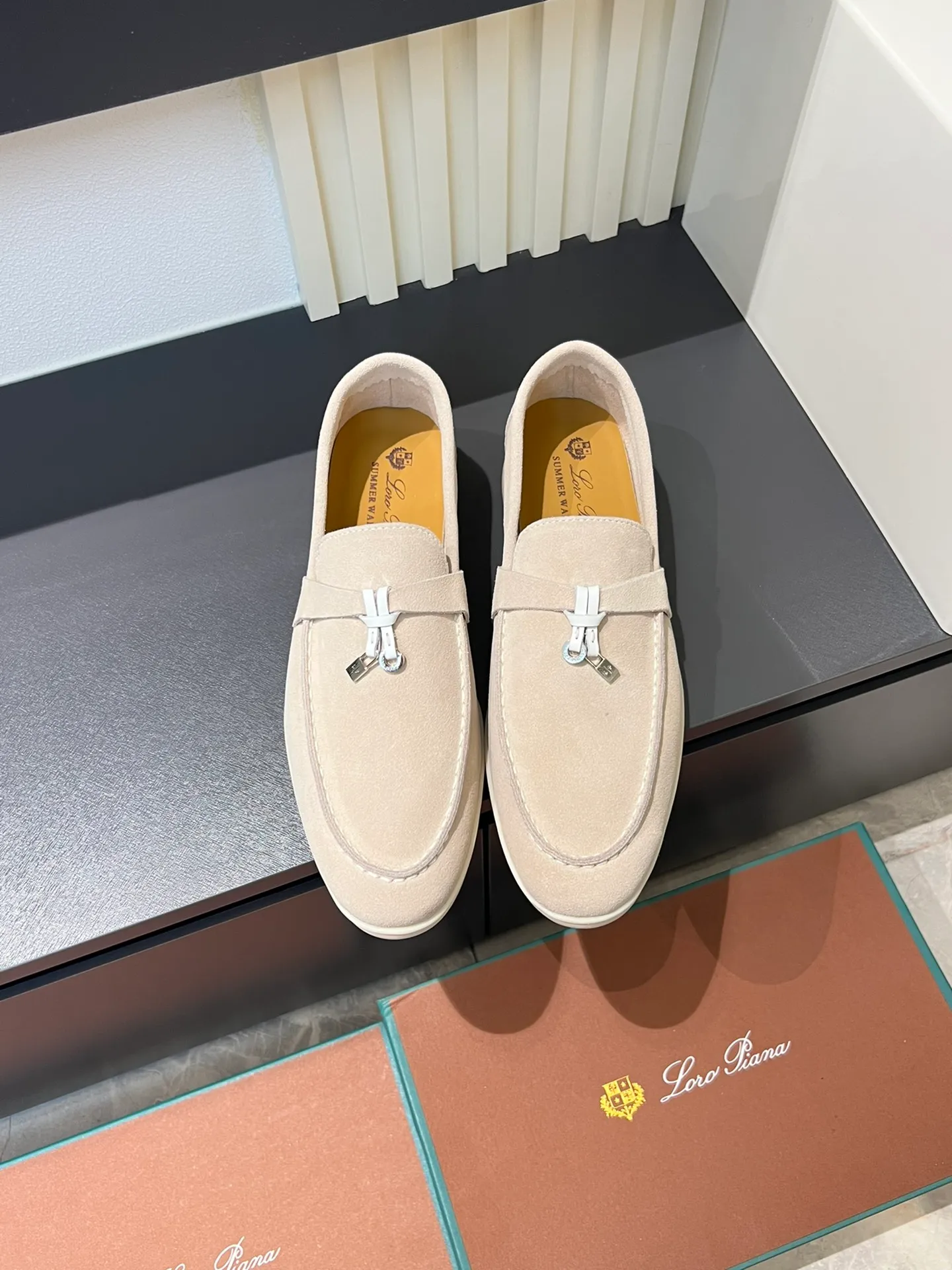 Men's shoes 💰p360 "Loro men's shoes 💰pian'*" Classic L men's shoes for couples 💰p Top version British flat loafers, a must-have item in old money style, the minimalist design is eye-catching and durable, a plus point for dressing The soft foot feel and texture are outstanding. They don’t scratch your feet and are very nice. They are matched with soft and waxy soles. They can be worn daily for a long time without getting tired. They are easy to wear, versatile and classic items, with perfect foot feel and texture! Imported cashmere fabric, the lining is made of imported A-grade water-dyed cow lining, the top version of the genuine leather midsole is sewn with pure handmade mark thread! Size: Female 35-40 (34. Customized) Male 38-44 (45.46. Customized)